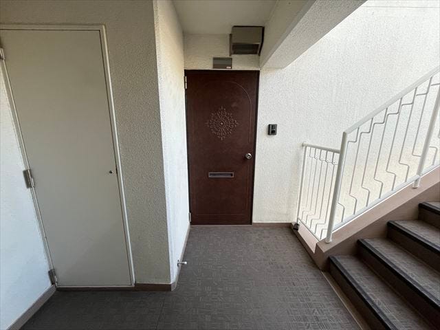 外玄関です。ゆったりとしたスペースがあります。ディンプルキーでピッキングされにくいため、防犯性が高く安心です。