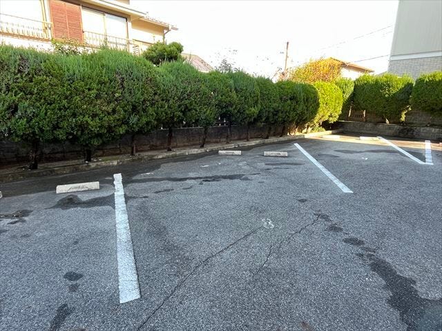 ◆駐車場◆マンション北側敷地内に、継承可能な駐車場が確保されています。
