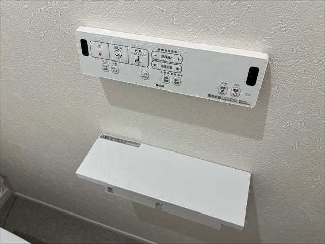 ◆温水洗浄便座◆ペーパーホルダーの上には芳香剤を置いたり小物を置くことができますね。