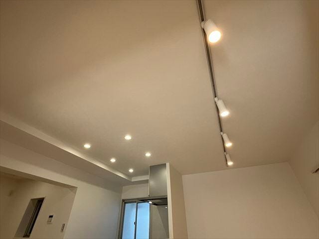 ダウンライト、スライドレールに照明付きです。優しい雰囲気に♪