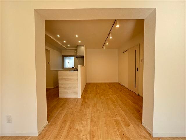 ダイニングで食事するスペースと、ソファーを置いてくつろぐスペースにと、空間を区切ることができる間取りとなっています。