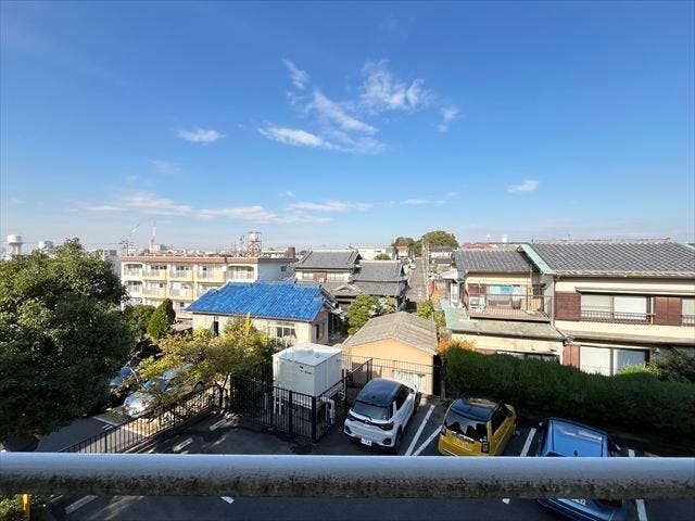 北側7.25帖洋室の窓から眺望です。落ち着いた静かな環境です。