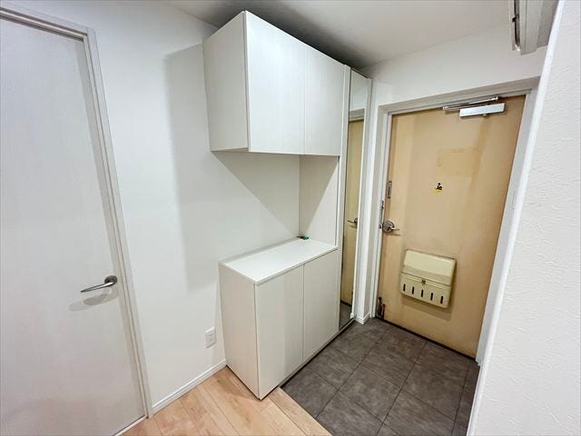 グレー系の玄関タイルで汚れが目立ちにくいです◎