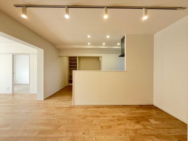 ソファーを置いてくつろぎスペースと、食卓テーブルを置いて食事するスペースに♪空間を区切ることができる広々としたリビングスペースとなっています◎
(2025年12月1日撮影)