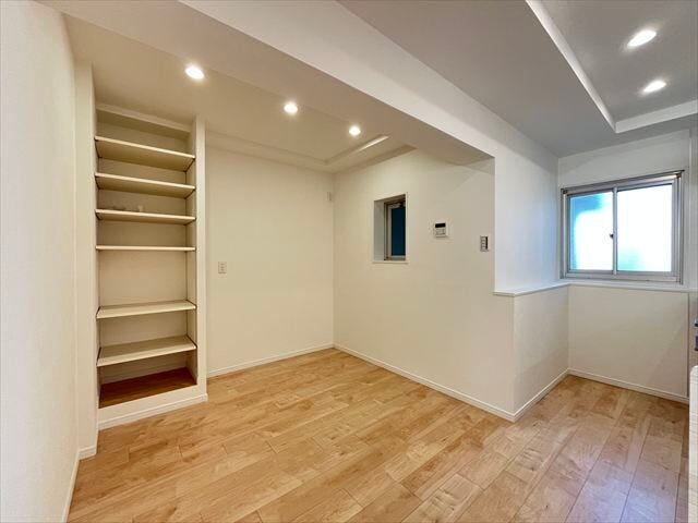 キッチン後ろの広々スペースが魅力です!食器棚や冷蔵庫もゆったりと置くことができます◎カウンターを置いたり、アレンジが楽しめそうな空間♪
(2025年12月1日撮影)