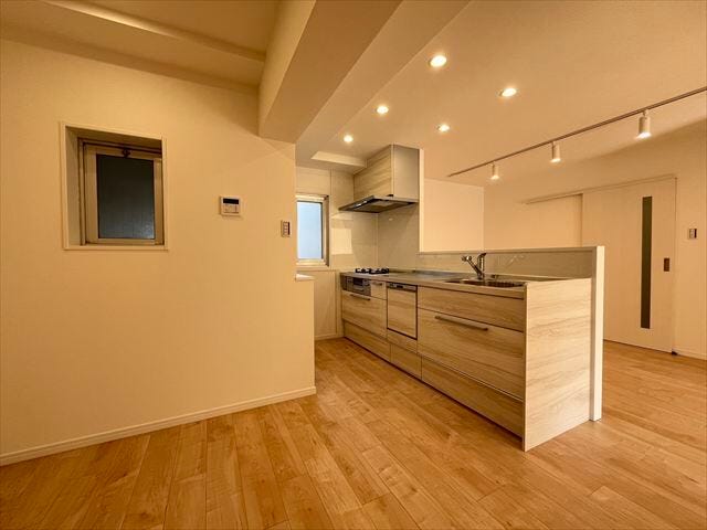 小窓があり、窓を開けて喚起することもできます◎ダウンライトやスライドレールに照明が備え付けられ、おしゃれな雰囲気に♪
(2025年12月1日撮影)