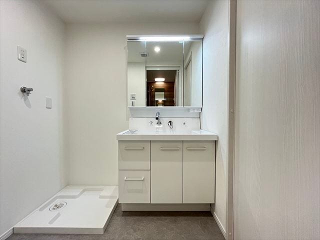 3面鏡の裏側や洗面台下など収納スペースが豊富な洗面台になっています。床は、ふき取りがしやすいクッションフロアが使用されています。明るさもありながら清潔感のある印象に♪
(2025年12月1日撮影)