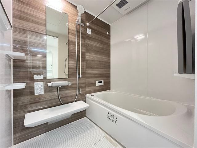 壁の色に変化をつけているので、明るさを保ちつつも落ち着いた印象の浴室です。風呂蓋は、収納時も邪魔になりにくいです◎
(2025年12月1日撮影)