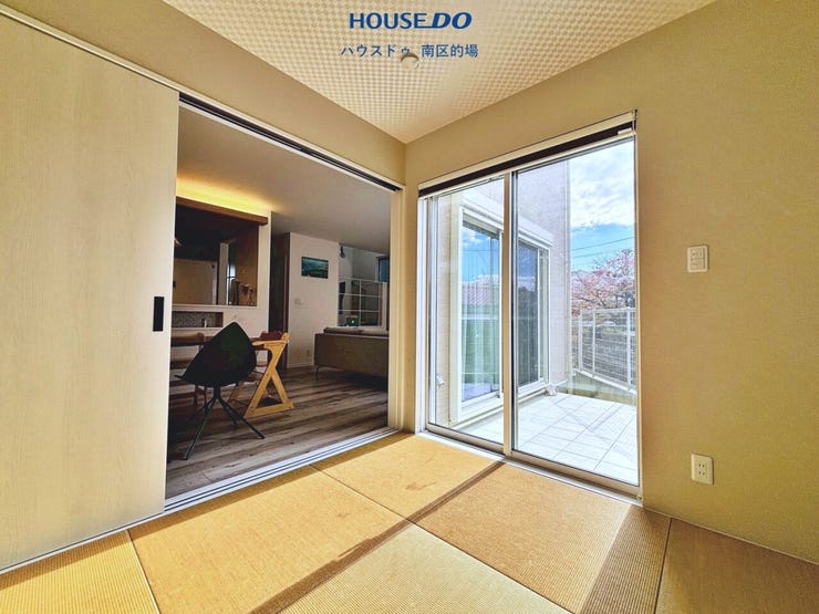 引き戸を空ければリビングと合わせて空間をより開放的に演出し、閉めればプライベート空間になるフチなしタタミがおしゃれな和室。