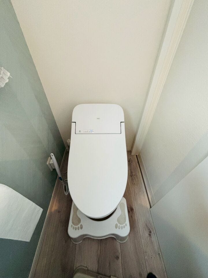 お手入れ簡単なタンクレストイレ。個室内に独立型手洗い場があり洗面カウンター下は収納でトイレ内をすっきり落ち着いた空間に見せてくれます。