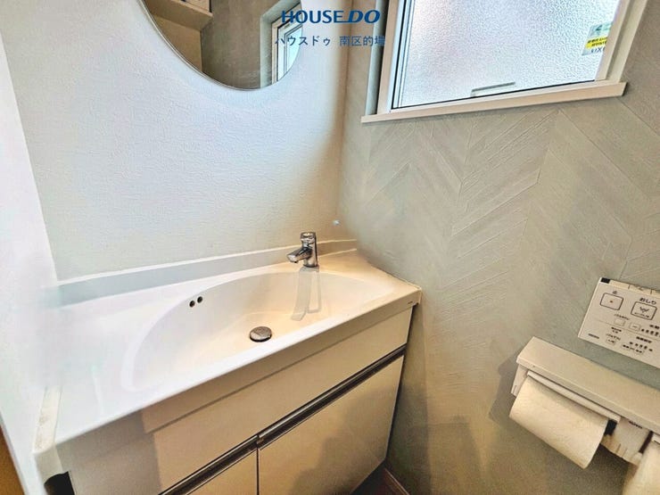 トイレの個室内に洗面があるので小さなお子様もサッと手を洗えます。洗面下にはトイレットペーパーや洗剤を収納できます。