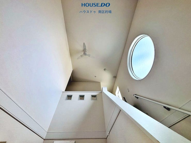 スキップフロア上部は優しい日差しを取り込んでくれる吹抜け。