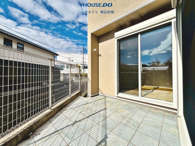 タイル張りで日当たりの良いテラスはお庭として楽しめます。