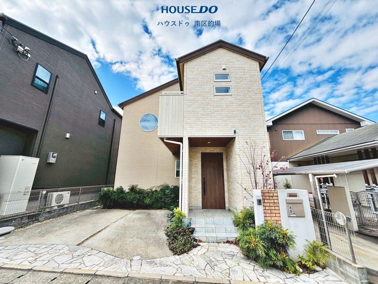 駐車場は並列2台分。前面道路を広めなので車の出し入れも安心です。