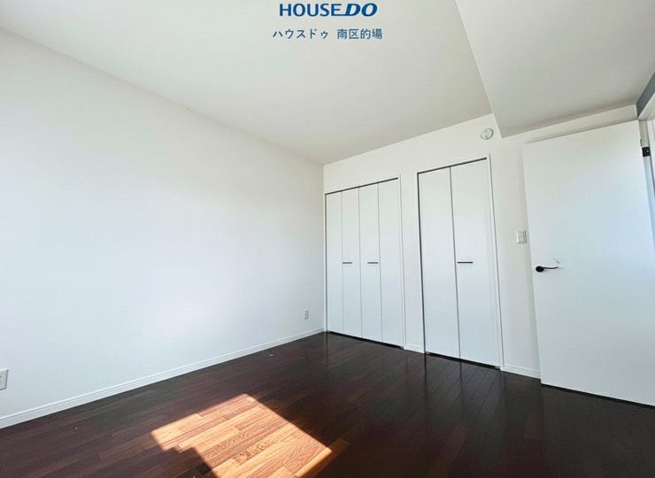 ※居住中のためCGにより家具を消して空室時のイメージを表しています。
7帖主寝室。クローゼット+WICがあり、お部屋をすっきり片づけられます。ダブルベッドも置けるゆとりある空間です。