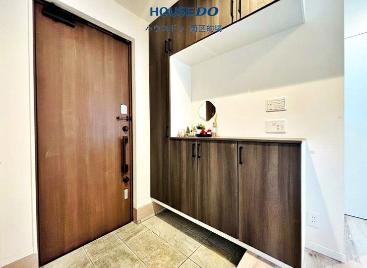 上部まで収納があるので家の第一印象を決める玄関がすっきり片付きます。飾り棚にはアロマや小さな観葉植物を並べておもてなし感を演出できます。