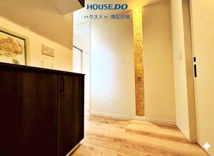 玄関には間接照明がおしゃれなニッチスペース。