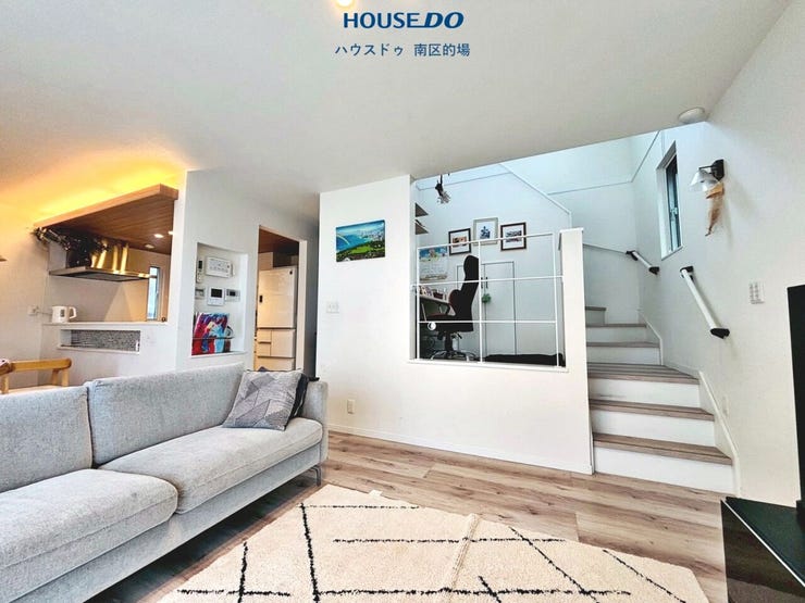 スキップフロアやキッチンのポップアップ天井、吹き抜けが開放感を演出してくれます。