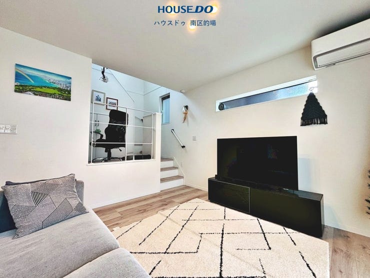 家族だんらんを見守りながらテレワークや読書にも集中ができるスキップフロア。