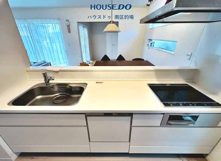 IHクッキングヒーターや食洗器、浄水器、傷になりにくいワークトップなど家事を楽にしてくれる機能が充実したシステムキッチン。