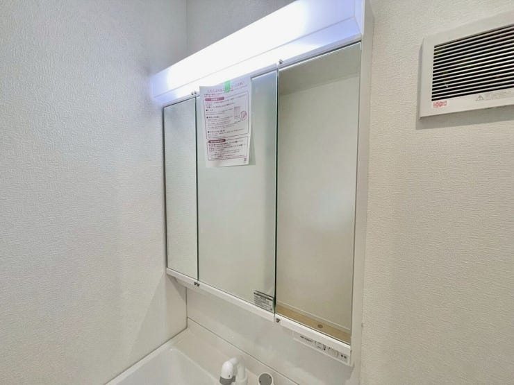 三面鏡付きの洗面台。鏡の裏に小物を隠して収納できるのが嬉しい!