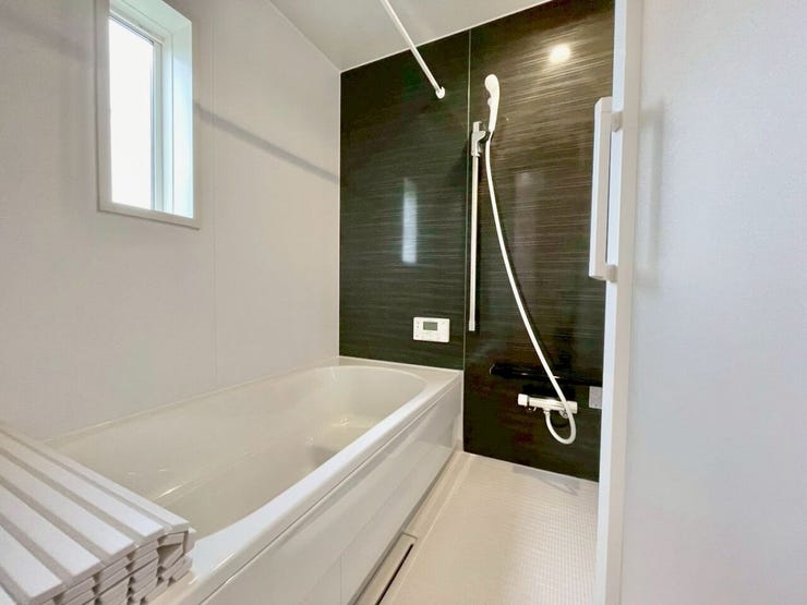 ゆったり足を伸ばせる浴槽。お子様とのバスタイムも楽しく過ごせます!