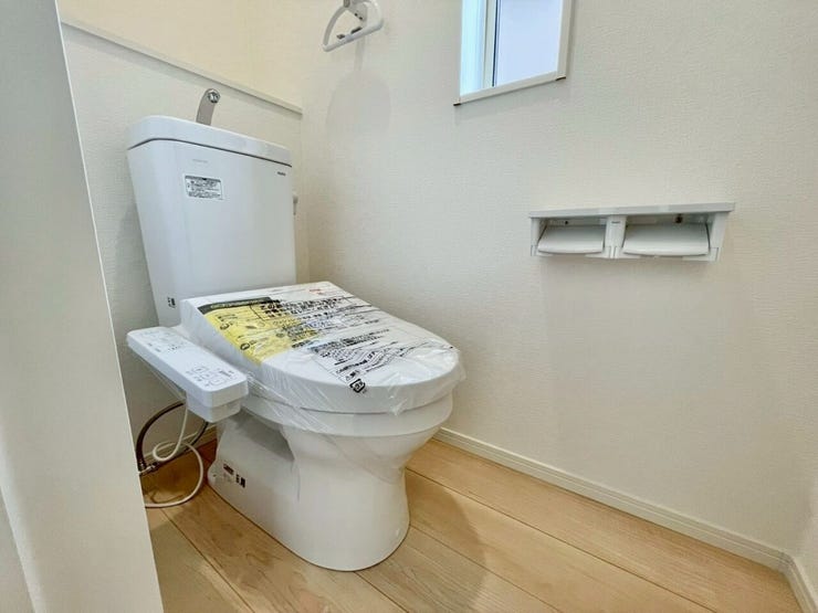 清潔感あふれるホワイトカラーのトイレ。毎日使う場所だからこそシンプルに。