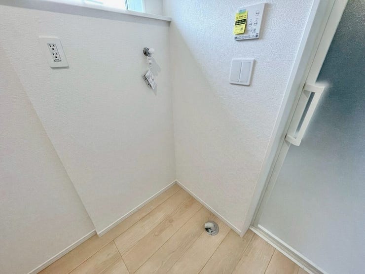 洗濯機置き場もしっかり確保。広さにゆとりがあり、家事もスムーズに行えます。