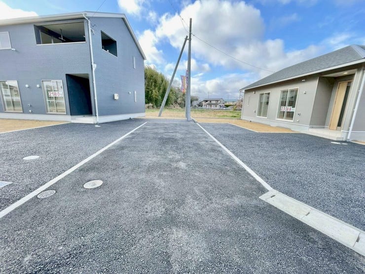 前面道路が広く、見通しも良好。お車の出し入れもスムーズに行えます!