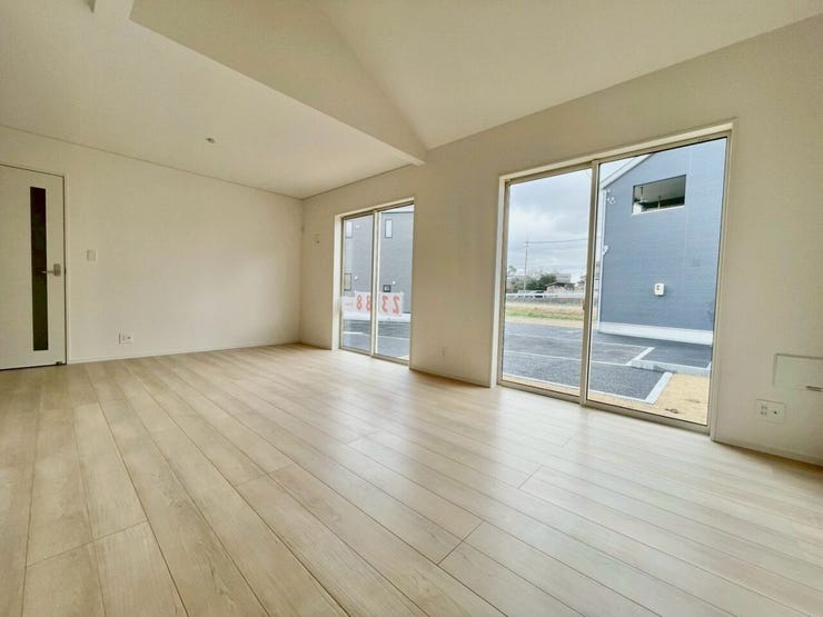 木目調の床が温かみのある印象。どんな家具も合わせやすい内装です。