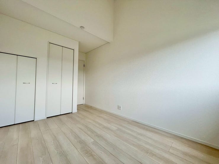 白い壁紙がお部屋をより広く、明るく見せてくれます。清潔感のある空間です。