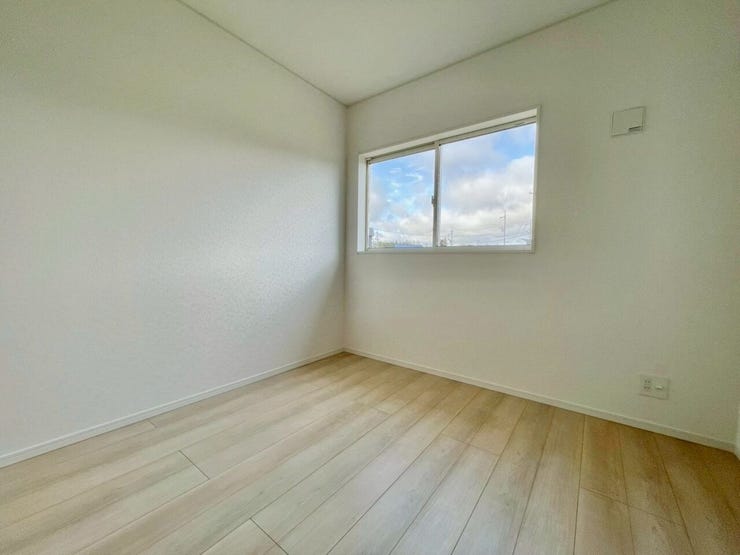 木目が美しいフローリング。どんな家具を置いても馴染みやすいナチュラルな内装です。