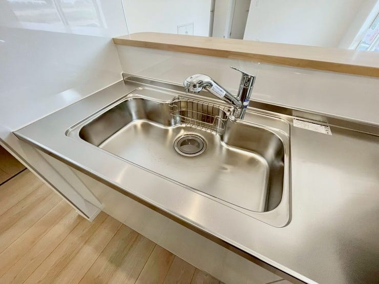 広々としたワイドシンクなので、大きな鍋やフライパンも楽に洗えます。