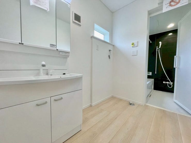 白を基調とした清潔感あふれる洗面脱衣所。毎日の身支度も爽やかに整えられます。