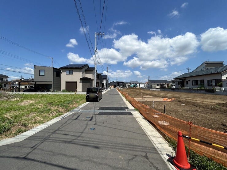 徒歩圏内にスーパー、コンビニ、ドラッグストア、幼稚園等々そろっているので不便は感じません♪