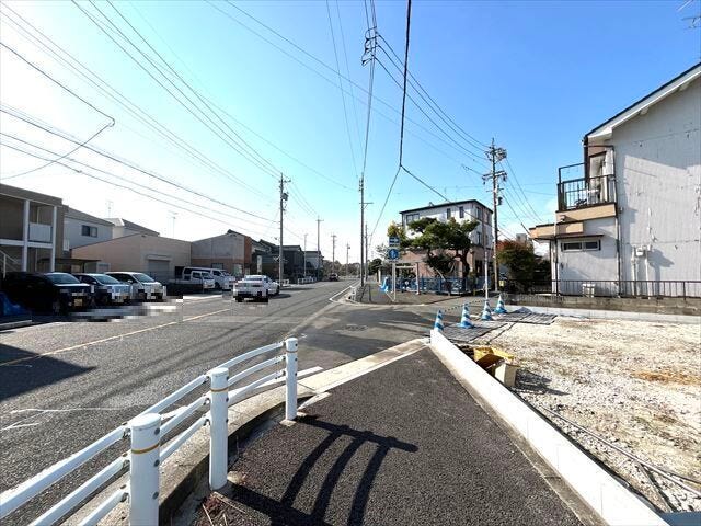 東側幅員約9.0mの道路と、南東側幅員約4.0mの道路に約6.82m接道しています。東側は車が余裕を持ってすれ違うことが出来る道幅です。