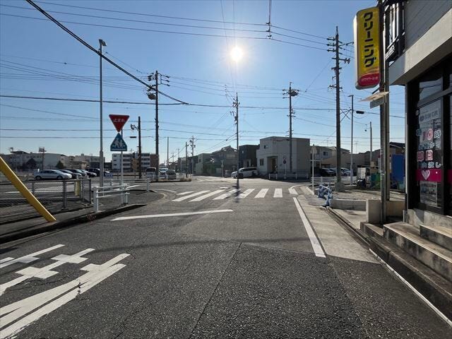南東側は、幅員約4mの前面道路です。車がすれ違うには厳しい道幅ですが、車はスピードを抑えて走行するので、お子様にも安全な道幅となっています。