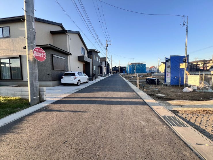 徒歩圏内にスーパー、コンビニ、ドラッグストア、幼稚園等々そろっているので不便は感じません♪