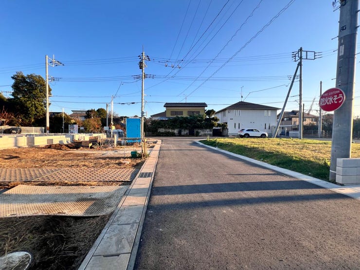 道路幅員約5mの開発道路なので、車の取り回しは楽々です♪