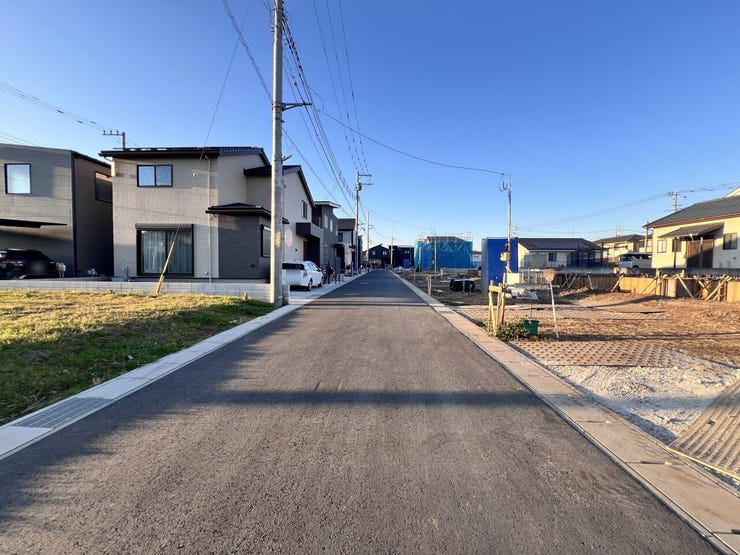 徒歩圏内にスーパー、コンビニ、ドラッグストア、幼稚園等々そろっているので不便は感じません♪