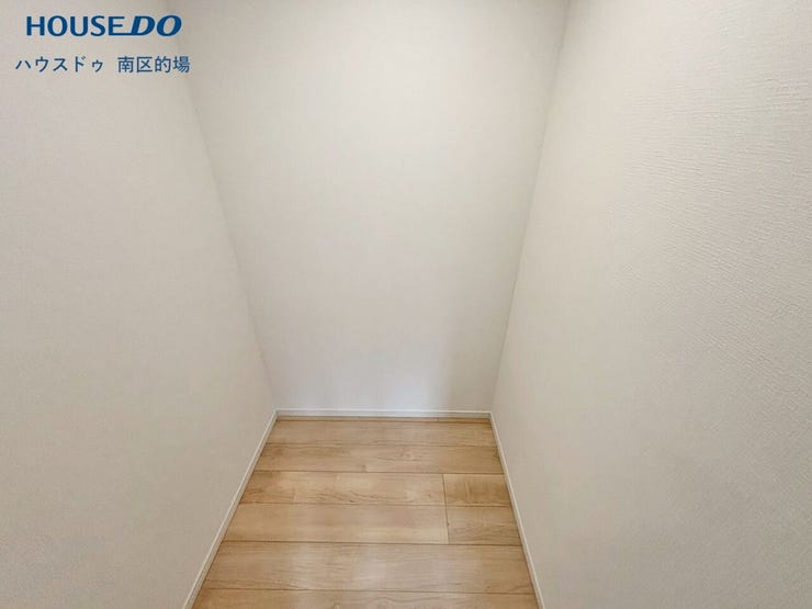 たっぷり収納できるファミリークローク。お子様が小さい間は家族全員の洋服を1カ所に収納できると、お着替えも同時に行えるので助かります。