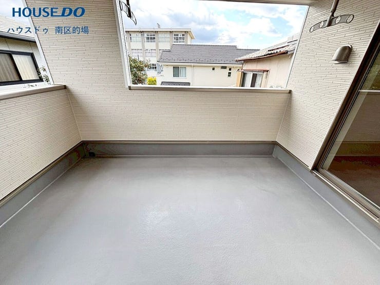 奥行きのあるバルコニーはお布団も洗濯物を干すだけではなく、夏のビニールプールも楽しめそうです。大きな観葉植物を置いても素敵です。