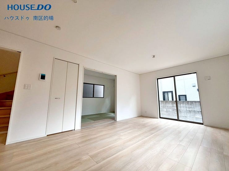 【リビング】
暮らしの中心になるリビングは、やさしい日差しが入る開放的な空間です。