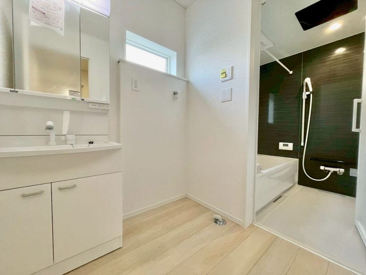 白を基調とした清潔感のある洗面脱衣所。毎日の身支度も気持ちよく行えます!