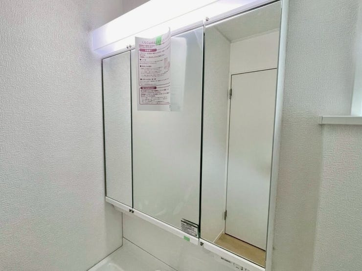 三面鏡付きの洗面化粧台を採用。鏡の裏には小物をスッキリ収納できます