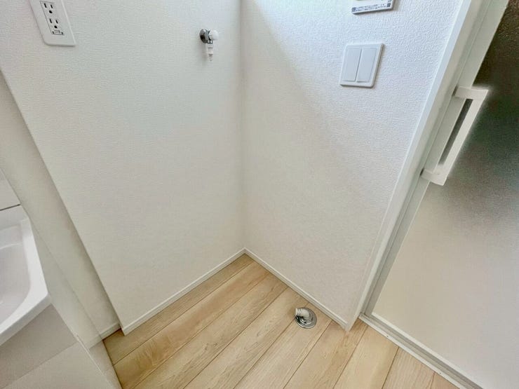 洗濯機置き場もしっかり確保。広さにゆとりがあり、着替えやタオルの準備もスムーズ