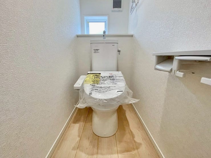 清潔感あふれるホワイトカラーのトイレ。毎日使う場所だからこそシンプルに