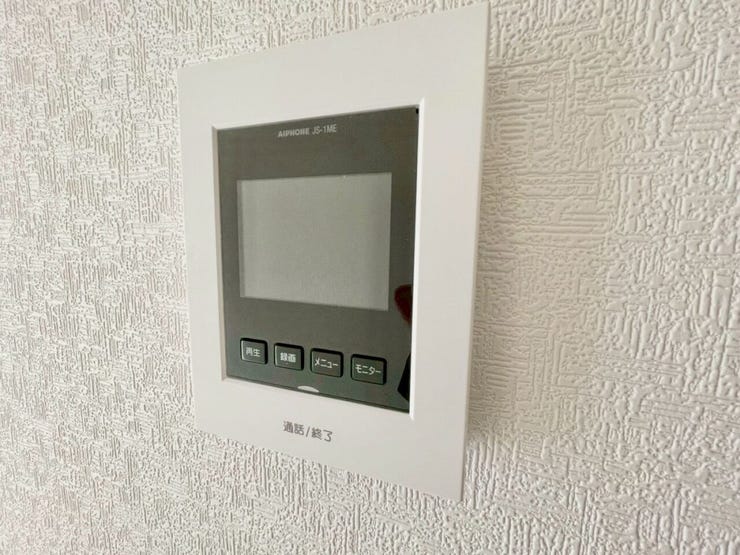 お子様のお留守番時も安心。モニター越しに相手を確認してから対応できる心強い味方です