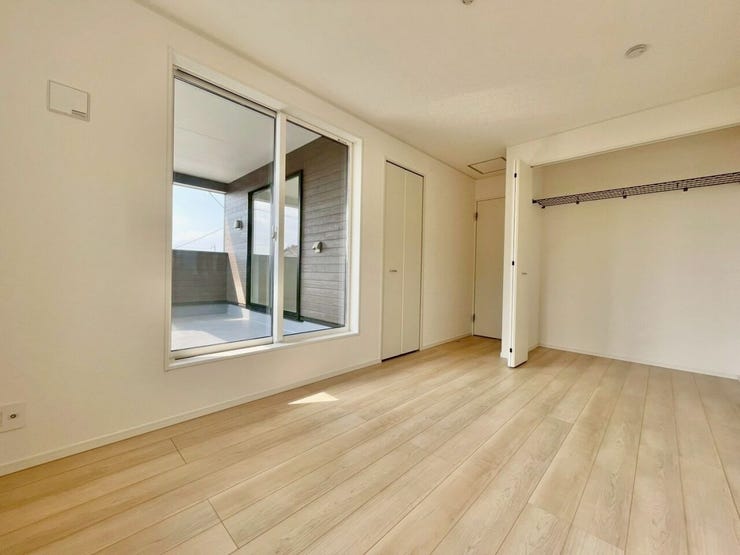 木目が美しいフローリング。どんな家具を置いても馴染みやすいナチュラルな内装です