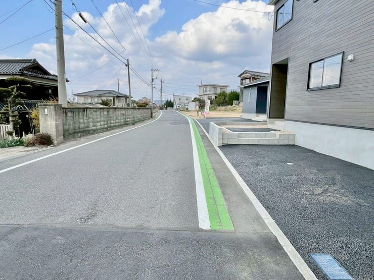 前面道路が広く、見通しも良好。お車の出し入れもスムーズに行えます